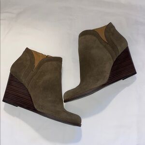 Lucky Brand Woman’s Brown/GreenAnkle Boots with Wedge Heel and Minimalist Design